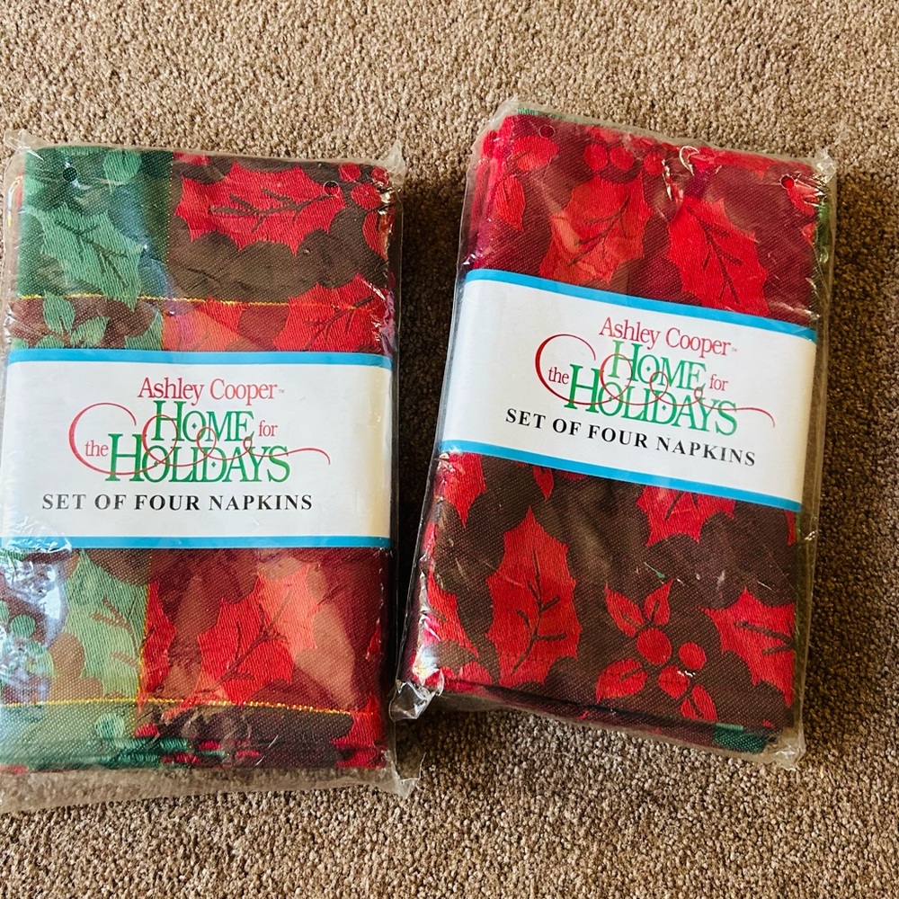 NWT Ashley Cooper Festive Napkin Set - Red and Green